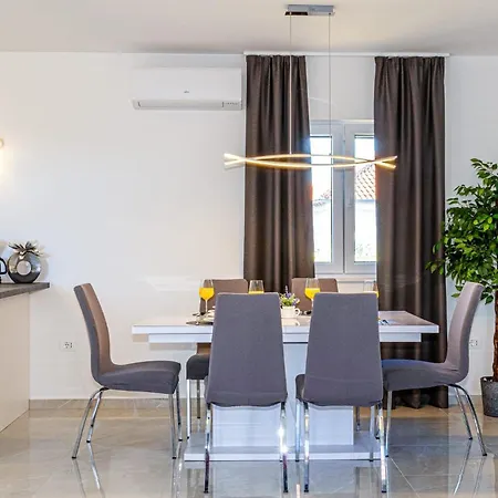 Nikol Apartment *